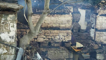 Κάηκε ολοσχερώς σπίτι στη Φθιώτιδα, την τελευταία στιγμή σώθηκε ηλικιωμένη 

