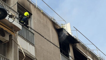 Υπό μερικό έλεγχο φωτιά σε διαμέρισμα τρίτου ορόφου στην πλατεία Αμερικής, δείτε βίντεο