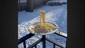 Ακραίο ψύχος στις ΗΠΑ, 48 Πολιτείες σε κλοιό: Μακαρόνια παγώνουν στον αέρα στη Μινεάπολη