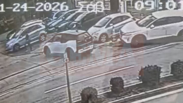 Η στιγμή της παράσυρσης της υπαλλήλου έξω από τα ΕΛΤΑ Βριλησσίων, δείτε το βίντεο