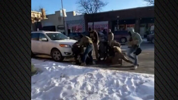 Νέο βίντεο σοκ από τη Μινεάπολη: Οι συνοριοφύλακες ρίχνουν στο έδαφος τον διαδηλωτή, τον ακινητοποιούν και τον πυροβολούν θανάσιμα