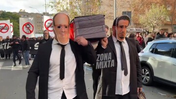 «Σκοτώνουν τη Σεβίλλη»: Μασκοφόροι οπαδοί της ομάδας της Ανδαλουσίας διαμαρτυρήθηκαν για την κατρακύλα περιφέροντας ένα φέρετρο, βίντεο 