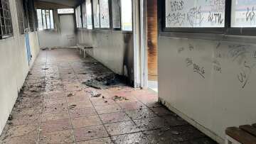 Θεσσαλονίκη: Νεαροί έβαλαν φωτιά σε σχολείο, σοβαρές υλικές ζημιές, δείτε φωτογραφίες