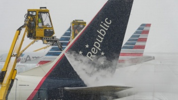 Σχεδόν 4.000 ακυρώσεις πτήσεων στις ΗΠΑ λόγω ιστορικού κύματος κακοκαιρίας 