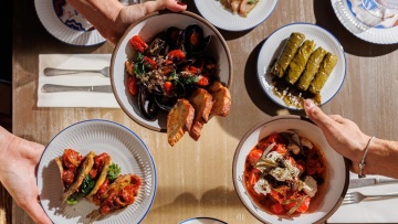 Cinapos: Για νόστιμους μεζέδες και ατμόσφαιρα παλιάς Αθήνας στο Θησείο