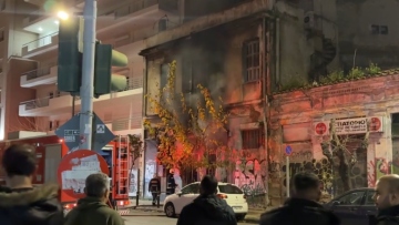Βίντεο από φωτιά σε εγκαταλελειμμένο κτίριο στη Λιοσίων: Η ΕΛΑΣ διέκοψε την κυκλοφορία των οχημάτων