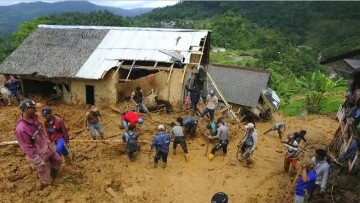 Τουλάχιστον 10 νεκροί και δεκάδες αγνοούμενοι μετά από κατολίσθηση στην Ινδονησία