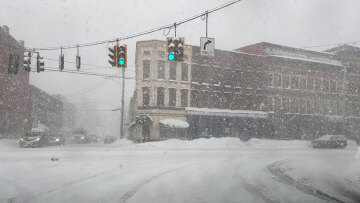 Η κακοκαιρία σαρώνει τις ΗΠΑ, ακραία χιονοθύελλα στη Νέα Υόρκη - Βίντεο TikTok προτείνουν αυτοσχέδιες λύσεις επιβίωσης 