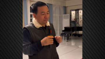 Ο Κινέζος πρέσβης στην Αθήνα τραγούδησε «Ας κρατήσουν οι χοροί» στην κοπή της πίτας της πρεσβείας