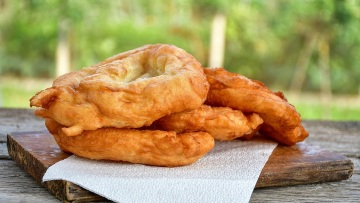 Mekica: Φτιάχνουμε τους λουκουμάδες της Βουλγαρίας για αλμυρό ή γλυκό πρωινό
