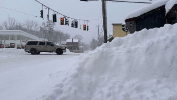 Σαρώνει τις ΗΠΑ η κακοκαιρία: Χωρίς ρεύμα πάνω από 600.000 νοικοκυριά, ακυρώθηκαν 14.800 πτήσεις, δείτε βίντεο 
