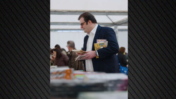 Με δύο σακούλες βιβλία έφυγε ο Κυριάκος Πιερρακάκης από το 29ο παζάρι βιβλίου στην πλατεία Κλαυθμώνος, δείτε βίντεο