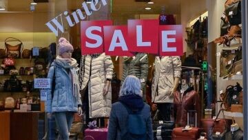 Ανοιχτά τα καταστήματα την Κυριακή 25/1, τι ώρα ανοίγουν, τι ισχύει για τα σούπερ μάρκετ
