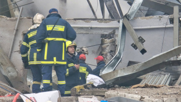 Τρεις γυναίκες νεκρές από τη μεγάλη φωτιά στο εργοστάσιο της Βιολάντα στα Τρίκαλα
