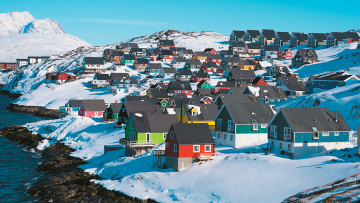 Το μυστηριώδες φαινόμενο της Γροιλανδίας που μπερδεύει τους επιστήμονες: Ο πάγος λιώνει αλλά η στάθμη της θάλασσας πέφτει