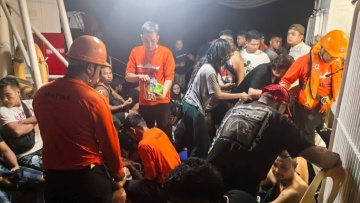 Τουλάχιστον οκτώ νεκροί από ναυάγιο φέρι στις Φιλιππίνες με 342 επιβαίνοντες, δείτε βίντεο