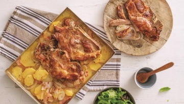 Χοιρινές μπριζόλες φούρνου με πατάτες και μπέικον