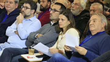 Αναβολή στη ρήξη στο συνέδριο της Νέας Αριστεράς: Με δύο γραμμές και μια Πολιτική Απόφαση χαμένη στη μετάφραση λόγω... Τσίπρα