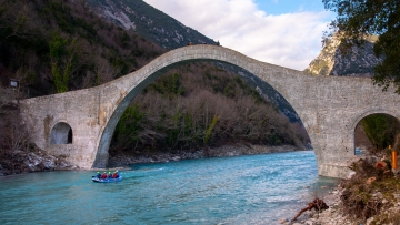 Ράφτινγκ στον Άραχθο: Δύο ώρες μέσα στο φαράγγι των Τζουμέρκων