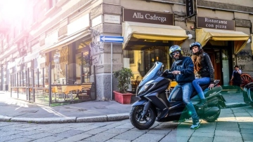 Γιατί κάποιοι οδηγούν το δίκυκλο με τα πόδια να κρέμονται;