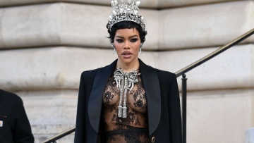 Φωτογραφίες: Η τολμηρή εμφάνιση της Τεγιάνα Τέιλορ στο Παρίσι