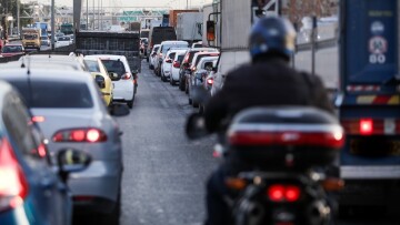 Ένας τραυματίας έπειτα από σύγκρουση ΙΧ με μηχανή στον Κηφισό: Στο «κόκκινο» η κίνηση στην άνοδο