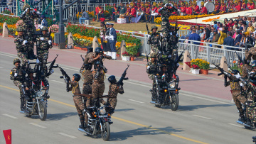 Πυραμίδες και ακροβατικά πάνω σε δύο ρόδες: Δείτε βίντεο από την εντυπωσιακή παρέλαση του ινδικού στρατού