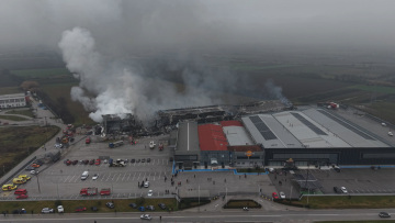 Βιολάντα: Πάνω από 1.000 βαθμοί Κελσίου στο εργοστάσιο εξαιτίας της φωτιάς, που εξακολουθεί να καίει- Το protothema στον τόπο της τραγωδίας