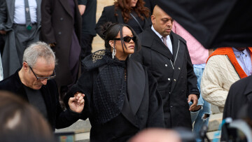 Η Rihanna παρακολούθησε το haute couture ντεμπούτο του Jonathan Anderson για τον Dior ντυμένη στα μαύρα
