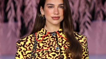 Η Dua Lipa φωτίζει το βροχερό Παρίσι με την εμφάνισή της στην επίδειξη της Chanel
