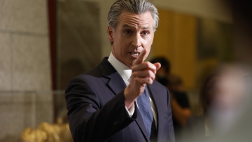 Ο κυβερνήτης της Καλιφόρνιας ζητά έρευνα εις βάρος του TikTok, μετά από καταγγελίες ότι λογοκρίνει περιεχόμενο επικριτικό προς τον Τραμπ