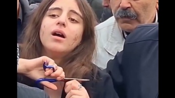 Ιράν: Η συγκλονιστική στιγμή που νεαρή κοπέλα κόβει τα μαλλιά της στην κηδεία της αδερφής της (βίντεο)