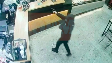 Βίντεο από τις ληστείες στη Δυτική Αττική: Απειλούσαν με όπλο και μαχαίρι τους υπαλλήλους και έπαιρναν τις εισπράξεις