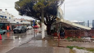 Ζημιές στην παραλία Μαραθώνα λόγω ισχυρών ανέμων: Έπεσαν σκέπαστρα και τέντες, δείτε φωτογραφίες
