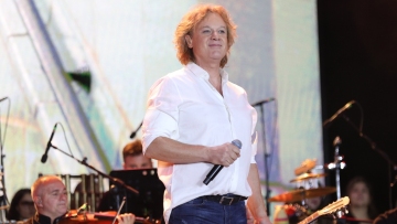 Πέτρος Γαϊτάνος: Η Eurovision μοιάζει με ένα πολύχρωμο τσίρκο και έχει πολλά δαιμονικά στοιχεία