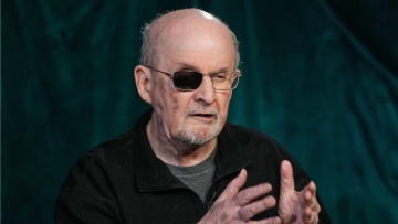 «Οι πάντες διατρέχουν κίνδυνο»: Ο συγγραφέας Ρούσντι προειδοποιεί εναντίον της πολιτικής βίας στις ΗΠΑ 
