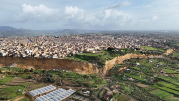 Σε κατάσταση έκτακτης ανάγκης περιοχές στη νότια Ιταλία μετά τις καταιγίδες: Στη Σικελία το μέτωπο της κατολίσθησης επεκτάθηκε 1 χλμ σε μία νύχτα
