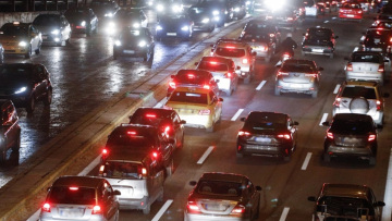 Ουρές χιλιομέτρων στην Κηφισίας και στον Κηφισό μετά από τροχαία και φωτιά σε όχημα