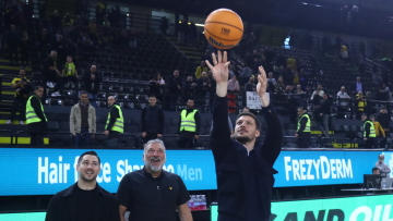 Δεν εκτελεί μόνο στο ποδόσφαιρο αλλά σκοράρει και αποθεώνεται και στο μπάσκετ ο Γιόβιτς, βίντεο 