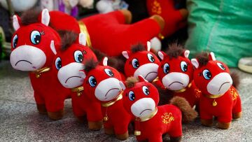 Είναι αυτό το νέο Labubu; Το θλιμμένο άλογο που έχει ξεπουλήσει επειδή αποτυπώνει την εξουθένωση των εργαζομένων 