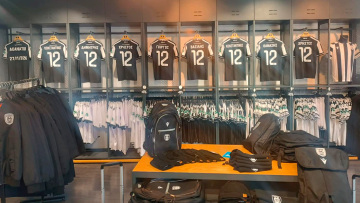 Με τα ονόματα των νεκρών της τραγωδίας στη Ρουμανία οι φανέλες του ΠΑΟΚ στην μπουτίκ της Τούμπας, δείτε βίντεο