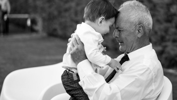 «Αγώνας δρόμου» ανάμεσα σε παππού και εγγονάκι: Το πιο τρυφερό βίντεο της ημέρας
