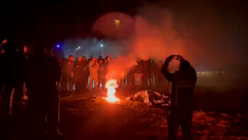 Οπαδοί του ΠΑΟΚ τίμησαν τους επτά νεκρούς στο σημείο του τροχαίου δυστυχήματος στη Ρουμανία, δείτε βίντεο