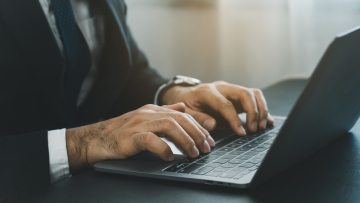 Αποκάλυψη Politico: Ο επικεφαλής της υπηρεσίας κυβερνοασφάλειας του Τραμπ ανέβασε ευαίσθητα αρχεία σε δημόσια έκδοση του ChatGPT