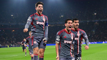 Άγιαξ-Ολυμπιακός 1-2: Θρυλικό διπλό στο Άμστερνταμ και πρόκριση στα playoffs του Champions League, δείτε τα γκολ 