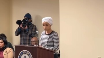 Δεν αφήνω τους νταήδες να κερδίζουν, λέει η βουλευτής των Δημοκρατικών Ιλχάν Ομάρ που δέχτηκε επίθεση με άγνωστη ουσία