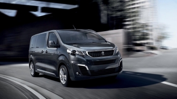 Αυτό είναι το van των οπαδών του ΠΑΟΚ στην Ρουμανία - Εχει lane assist;