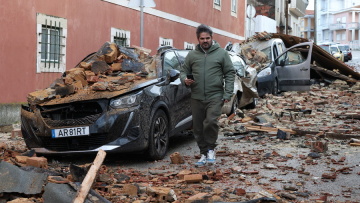 Δύο νεκροί από την καταιγίδα Kristin που σάρωσε την Πορτογαλία: Πάνω από 800.000 νοικοκυριά χωρίς ρεύμα, κλειστά σχολεία