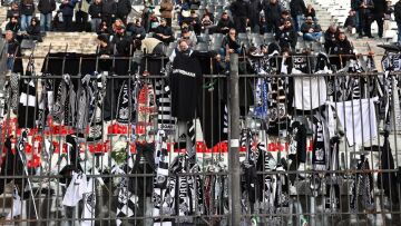 ΠΑΟΚ: Γεμάτη αλλά βουβή η Τούμπα θρηνεί τα επτά χαμένα αετόπουλα, δείτε βίντεο