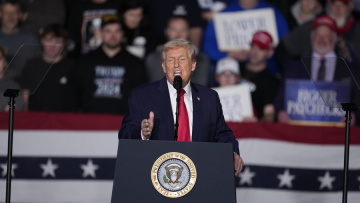 Τραμπ: Μεγάλη αμερικανική ναυτική δύναμη κινείται προς το Ιράν, ο χρόνος τελειώνει